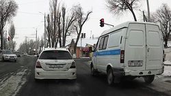 В г.Нарын водитель на автомобиле УВД г.Нарын проехал на красный свет светофора, - читатель (видео)