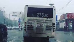 В Оше на Масалиева - Навои автобус повернул со второй полосы, водитель получил предупреждение, - мэрия Оша