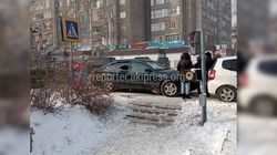«Доска позора»: В Аламедине-1 машина припарковалась на пешеходном переходе