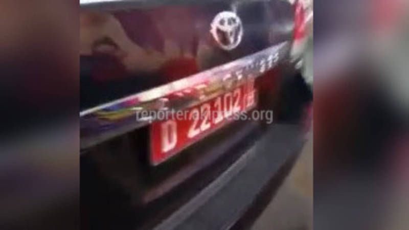 Видео — «Тойота» с дипномерами перегородила въезд в парковку торгового центра