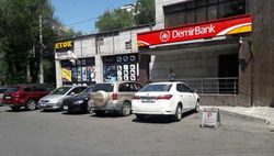 На улице Тыныстанова произвели демонтаж ограничения на парковки со стороны «Демир банк»