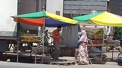 В с. Новопавловка образовали рынок на остановке для общественного транспорта (фото)