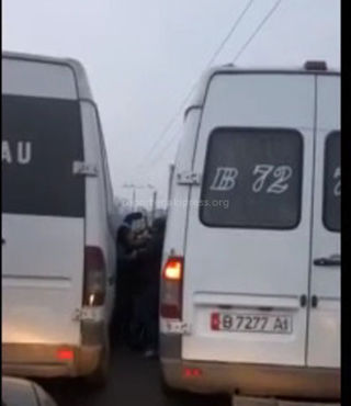 УВД Ленинского района проводит разбирательство по факту драки водителей маршруток на проспекте Чуй