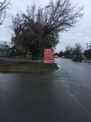 Рекламная стойка закрывает обзор на перекресток Салиевой-Пархоменко, - горожанин