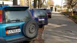 На пр.Чуй возле ТЭЦ каждый день машины паркуются на газоне, заезжая между деревьями, - очевидец