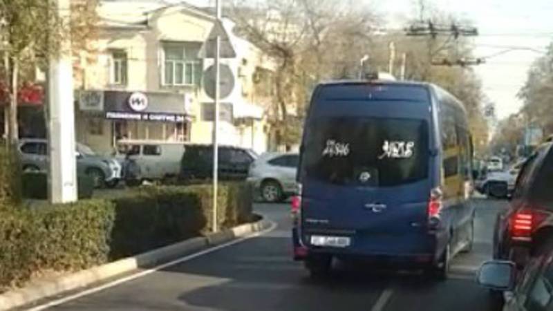 На Манаса-Московская «Спринтер» выехал на встречную полосу общественного транспорта (видео)