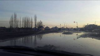 Жители жалуются на грязь и отсутствие тротуаров на Южной магистрали близ пересечения с ул.Чортекова (фото)