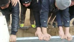 Видео — Как жители Советского айыл окмоту вручную ремонтируют дорогу самодельным грейдером