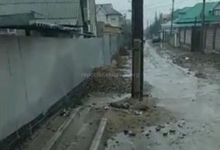 В Ала-Тоо из-за недоделанного арыка вода стекает на ул.Терек-Сай (видео)