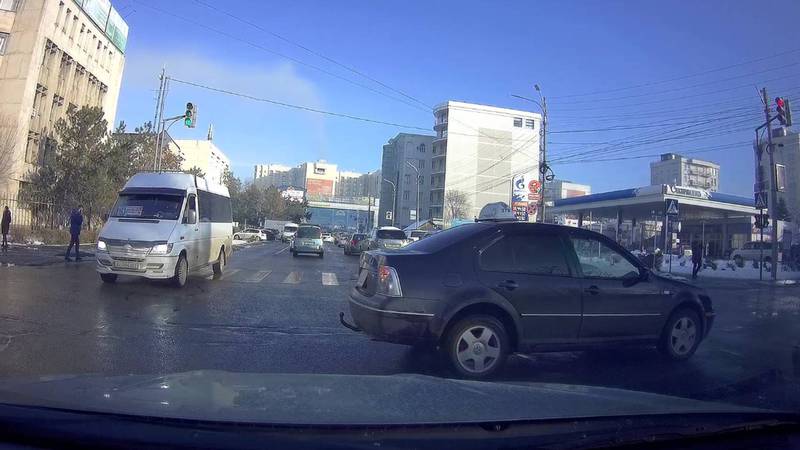 В Бишкеке водитель такси проехал на красный свет светофора. По Carcheck за ним числятся штрафы на более 10 тыс. сомов