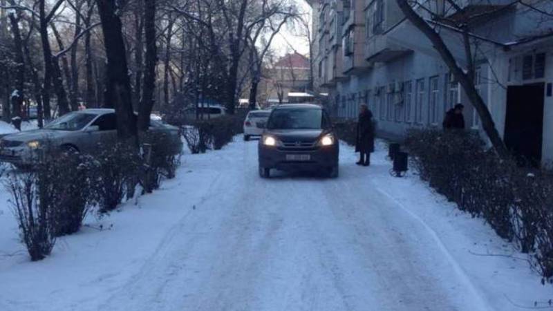 Сотрудники мэрии Бишкека паркуют машины в неположенном месте и ездят по тротуару?