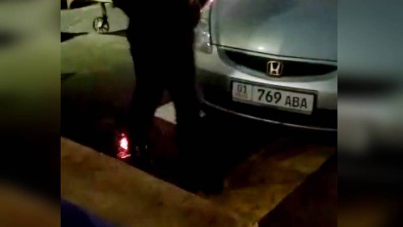 Возле Ошского рынка «Хонду Фит» припарковали на «зебре». Видео