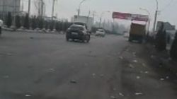 Ошто «Тазалыктын» унаасынан түшкөн таштанды жолдо калды. Видео