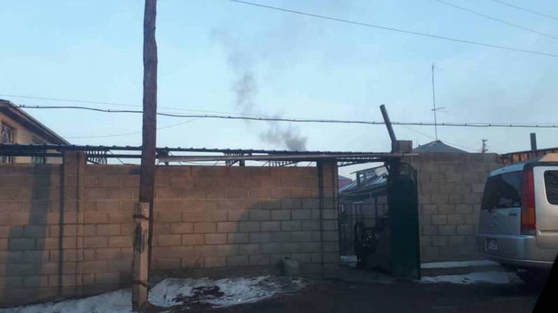 На ул.Садовой в Лебединовке дом топят запрещенными предметами?