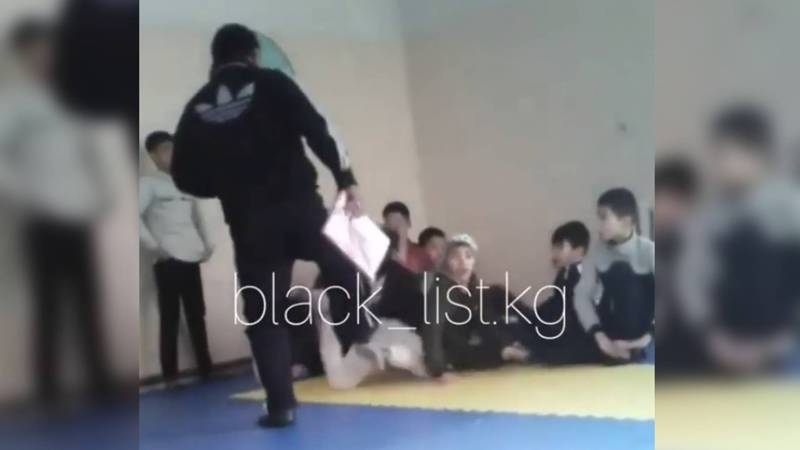 В Кара-Балте учитель физкультуры пинает маленьких школьников по лицу и по спине. Видео