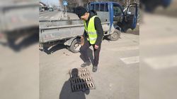 На люке на Манаса-Боталиева установили решетку ливнеприемника