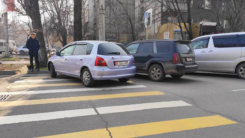 На Боконбаева-Усенбаев водитель «Хонды» припарковался на «зебре». Фото