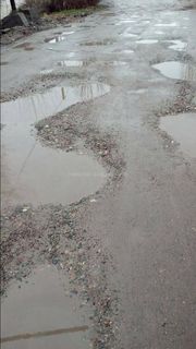 Житель столицы просит отремонтировать дорогу на ул.Араванской (фото)