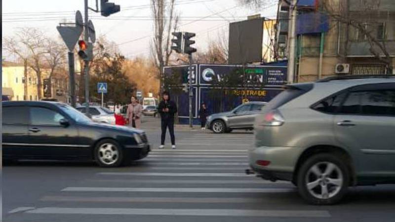 На Московской-Ибраимова пешеходы не успевают переходить дорогу из-за «быстрого» светофора. Фото