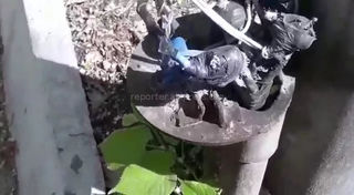На участке бульвара Эркиндик в Бишкеке висят оголенные провода (видео)