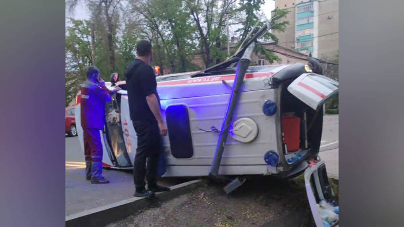 На проспекте Чуй «Мерседес» столкнулся со «скорой». Видео