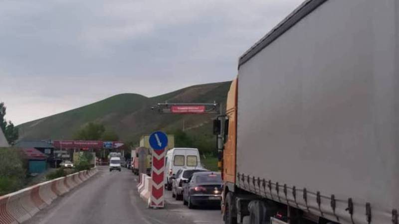 Читатель жалуется на пробки на посту в селе Сосновка. Фото