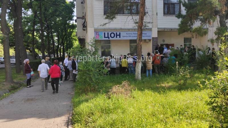 В ЦОНах столицы огромные очереди. Видео и фото горожан