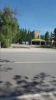 На улице Чолпон-Атинской из-за ям водителям приходится выезжать на встречку (фото)