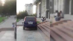 В Бишкеке водитель «Ниссана» припарковался на лестнице возле главного входа в Филармонию. Фото