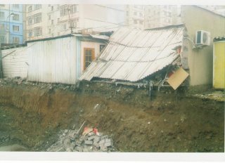 В Тунгуче полностью разрушилась парикмахерская и пострадала женщина из-за работ компании <b>«Бишкеккурулуш»</b>, помогите добиться возмещения, - жители <b>(фото)</b>