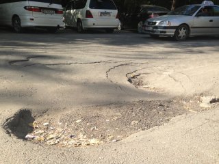 На Уметалиева обваливается участок асфальта площадью в 1 кв.м., ямочный ремонт был проведен летом этого года, - горожанин <b>(фото)</b>