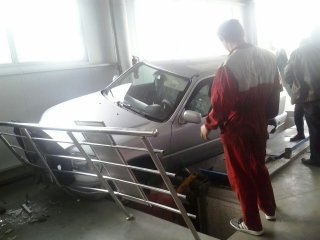 На СТО по проспекту Чуй автомобиль «Хонда CRV» провалился в яму <b>(фото)</b>
