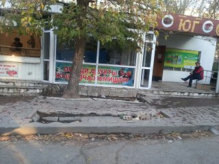 Никто не предпринимает никаких мер по демонтажу незаконно установленных павильонов в 8 мкрн, - читатель <b>(фото)</b>