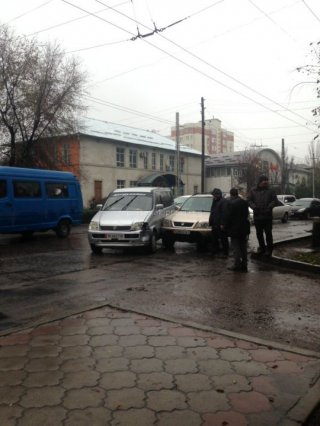 В Бишкеке столкнулись 2 автомобиля <b>(фото)</b>