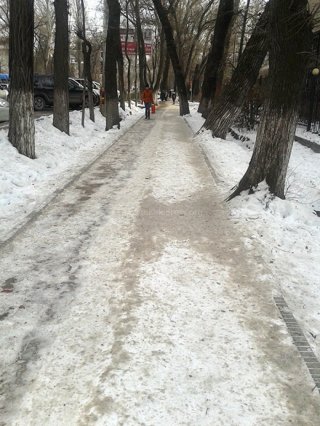 Почему дворники не продолжают чистить тротуары? Снег уже превратился в лед, - читатель <b>(фото)</b>