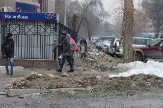 Полтора месяца назад по тротуару вдоль ул.Московской вырыли траншею, работ не ведется, а прохожие могут упасть в любой момент, - читатели <b>(фоторепортаж)</b>