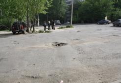 Читателей беспокоят ямы и открытые люки на бишкекских дорогах <b>(фото)</b>