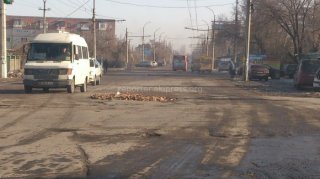 На Чолпон-Атинская-Салиева огромную яму закрыли битым кирпичом, - читатель <b>(фото)</b>
