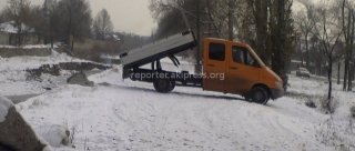 За выброс убранного снега в реку Ала-Арча водитель привлечен к административной ответственности и оштрафован на 5000 сомов, - ДПС <b>(фото)</b>