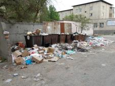 Бишкекчане жалуются, что коммунальщики не вывозят мусор <b>(фото)</b>
