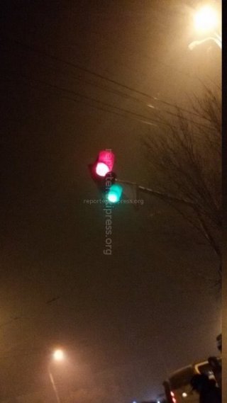 Светофор у Восточного автовокзала показывает два цвета одновременно, так можно и в аварию попасть, - читатель <b>(фото)</b>