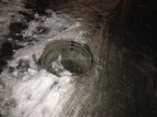 На Ахунбаева-Шота Руставелли открытый люк забитый мусором, куда часто проваливаются машины, - читатель <b>(фото)</b>