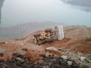 В селе Ташкумыр перевернулся погрузчик <b>(фото)</b>