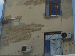 Задняя часть здания Минюста и Межрайонного суда г.Бишкек выглядит очень некрасиво, - читатель <b>(фото)</b>