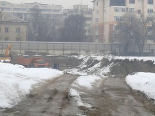 Что за огромное строительство началось возле вокзала на бульваре Эркиндик? Законно ли оно? - читатель <b>(фото)</b>
