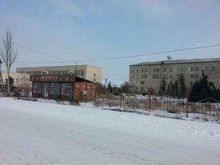 В Караколе на муниципальной территории на глазах у мэрии и полпредства незаконно установили цветочный магазин, - житель <b>(фото)</b>