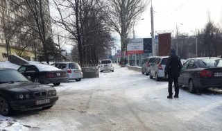 Когда машины перестанут проезжать и парковаться на пешеходных тротуарах начиная от Абдрахманова-Боконбаева? - горожанин <b>(фото)</b>