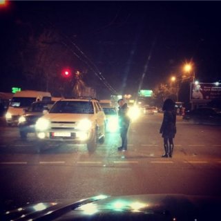 Для удобства пешеходов на Байтик Баатыра-Ахунбаева установлены допсекции и разделения транспортных потоков, но не хватает еще светофорных объектов, знаков и разметок - ДПС