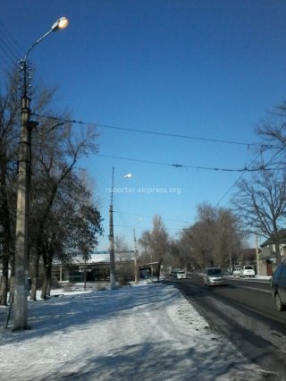 Элебесова с ночи забыли выключить уличное освещение, - читатель <b>(фото)</b>