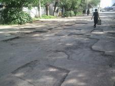 Читатели пишут о нецелесообразности ямочного ремонта ул.Т.Фрунзе и сетуют на отсутствие регулировщиков на дорогах (фото)